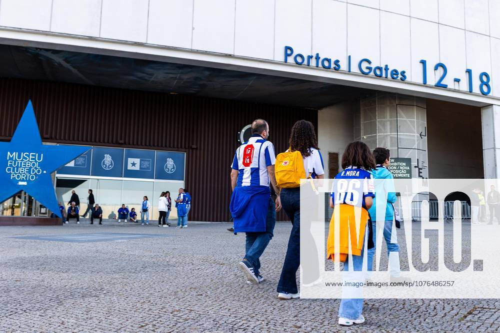 FC Porto fans seen arriving at Estadio do Dragao stadium a head of the match between FC Porto and Sporting CP. Porto Portugal - ZUMAs197 20260422_aaa_s197_421