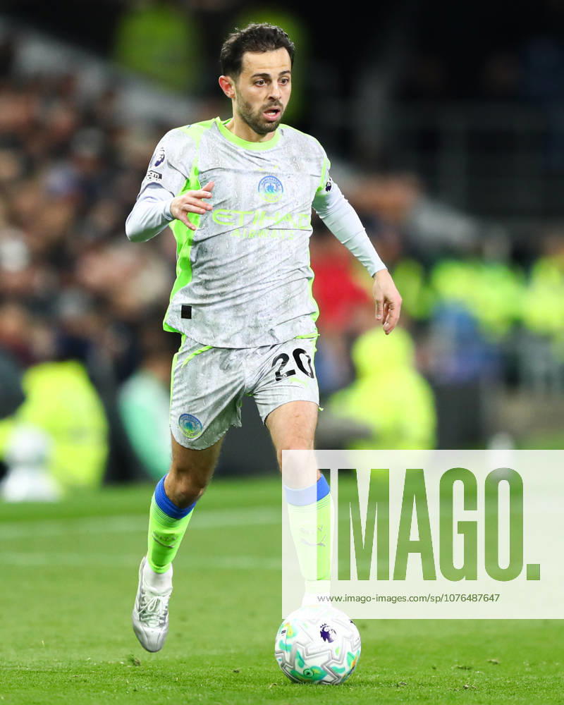 Burnley v Manchester City - Premier League Bernardo Silva of Manchester City with the ball at his feet during the Premier League match between Burnley and Manchester City at Turf Moor in Burnley, United Kingdom, on April 22, 2026. Burnley Lancashire United Kingdom