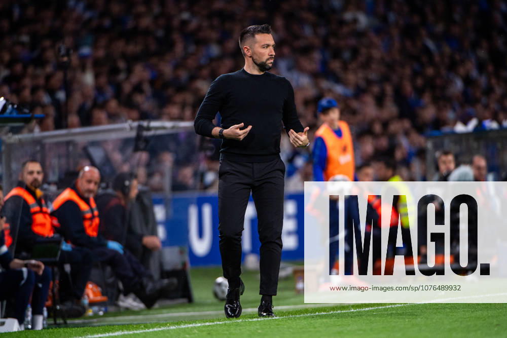 FC Porto v Sporting CP - Portuguese Cup Semi-Final 2nd leg Francesco Farioli, head coach of FC Porto, is seen in action during the Taca de Portugal Generali Tranquilidade 2025 26 semi-final second leg match between FC Porto and Sporting CP at Estadio do Dragao in Porto, Portugal, on April 22, 2026. Porto Porto Portugal