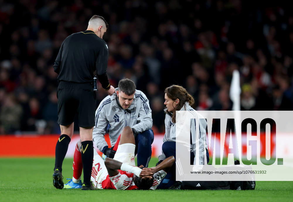 Arsenal FC v Sporting Clube de Portugal - UEFA Champions League 2025 26 Quarter-Final Second Leg Noni Madueke of Arsenal receives medical attention after sustaining an injury during the UEFA Champions League 2025 26 Quarter-Final Second Leg match between Arsenal FC and Sporting Clube de Portugal at Arsenal Stadium on April 15, 2026 in London, England. WARNING! This Photograph May Only Be Used For Newspaper And Or Magazine Editorial Purposes. May Not Be Used For Publications Involving 1 player, 1 Club Or 1 Competition Without Written Authorisation From Football DataCo Ltd. For Any Queries, Please Contact Football DataCo Ltd on +44 (0) 207 864 9121 London Arsenal Stadium England United Kingdom