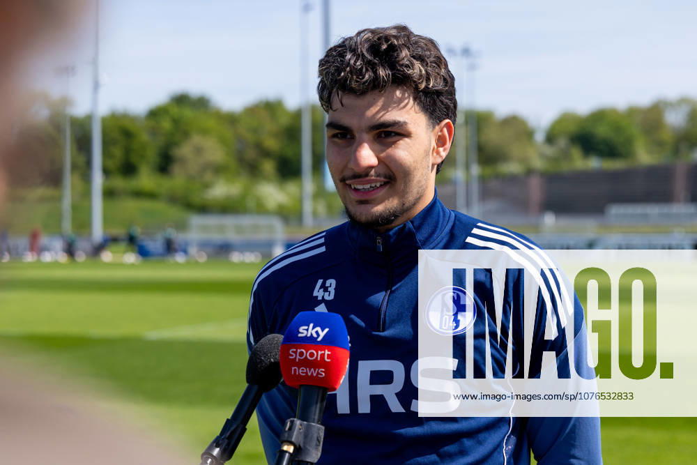 Football, Training of FC Schalke 04 Media round with Mertcan Ayhan FC Schalke 04 Gelsenkirchen Training ground FC Schalke 04 NRW Germany xRHR PHOTO YYx
