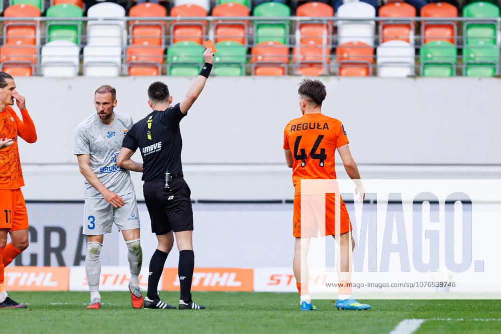 Damian Kos seen showing red card for Marcel Regula during PKO BP Ekstraklasa 25 26 game between teams of Zaglebie Lubin and Bruk-Bet Termalica Nieciecza (Ernest Kolodziej Ball Raw Images) Lubin KGHM Zaglebie Arena Poland