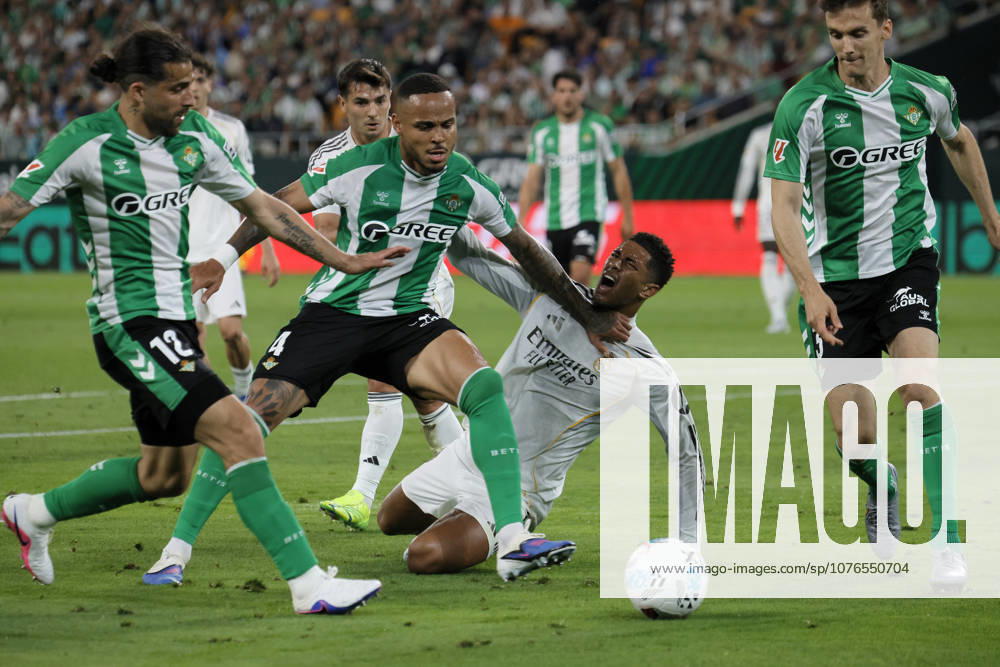 ESP LaLiga EA Sports Round 32 Real Betis v Real Madrid Natan Bernardo de Souza of Real Betis fouls Jude Bellingham of Real Madrid with his hand on his neckand LaLiga EA Sports, between Real Betis v Real Madrid played at La Cartuja Stadium, Seville on April 24, 2026 in Spain Sevilla Spain Futbol