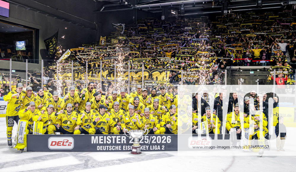 ice hockey DEL2 playoffs final game 4, Kassel Huskies Krefeld Pinguine v l Krefeld Pinguine DEL 2 champion champion photo winner photo climber Kassel