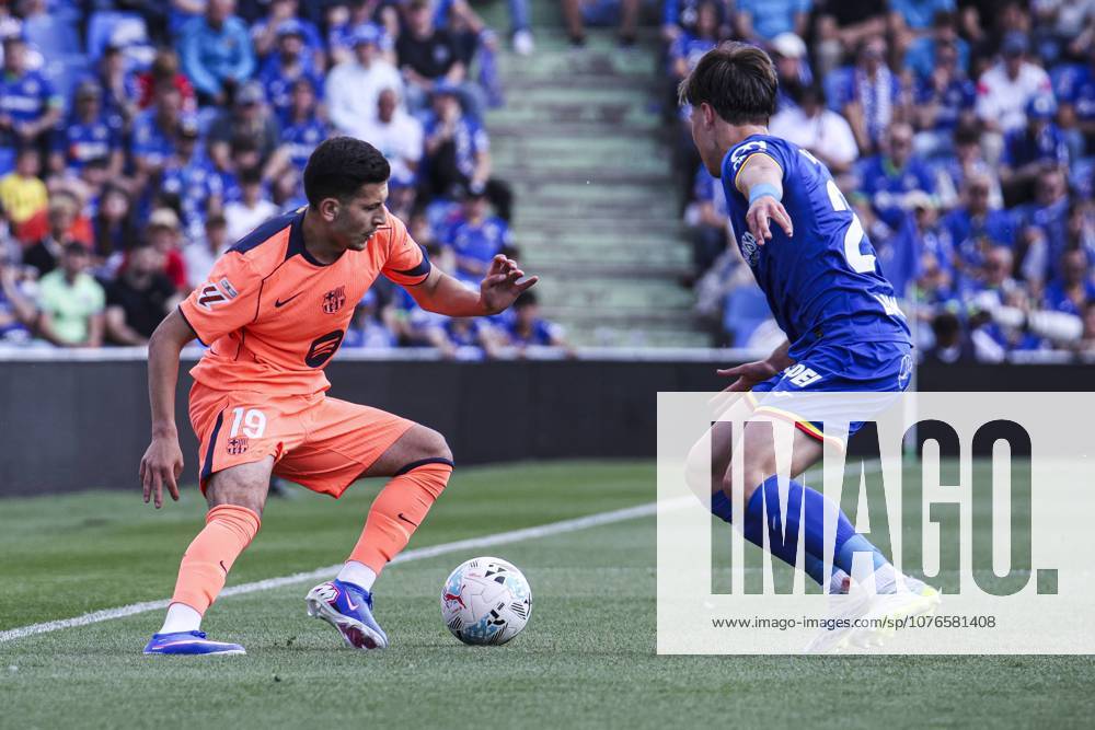 Estadio Coliseum, Madrid, Spain; La Liga Football, Getafe CF versus FC Barcelona, Barca Roony Bardghji with the ball and is defended by Davinchi Getafe vs FC Barcelona 900 Cordon Press 900 CordonxPress LOF - Getafe vs FC Barcelona