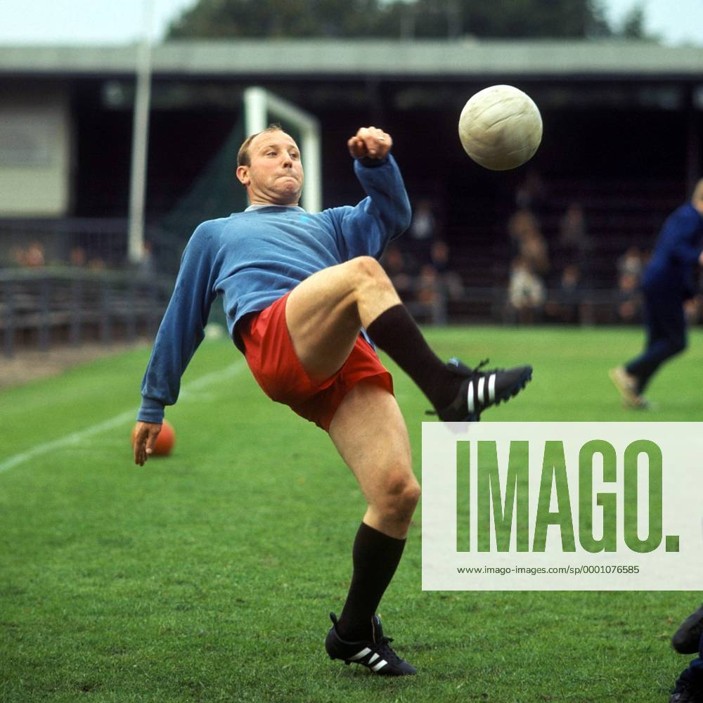 Uwe Seeler (HSV) am Ball Fußball 1. BL Herren DEUTSCHSPRACHIGE SPORTZEITSCHRIFTEN UND -ZEITUNGEN NUR NACH RÜCKSPRACHE, Saison 1967 1968 Einzelbild Hamburg Dynamik,