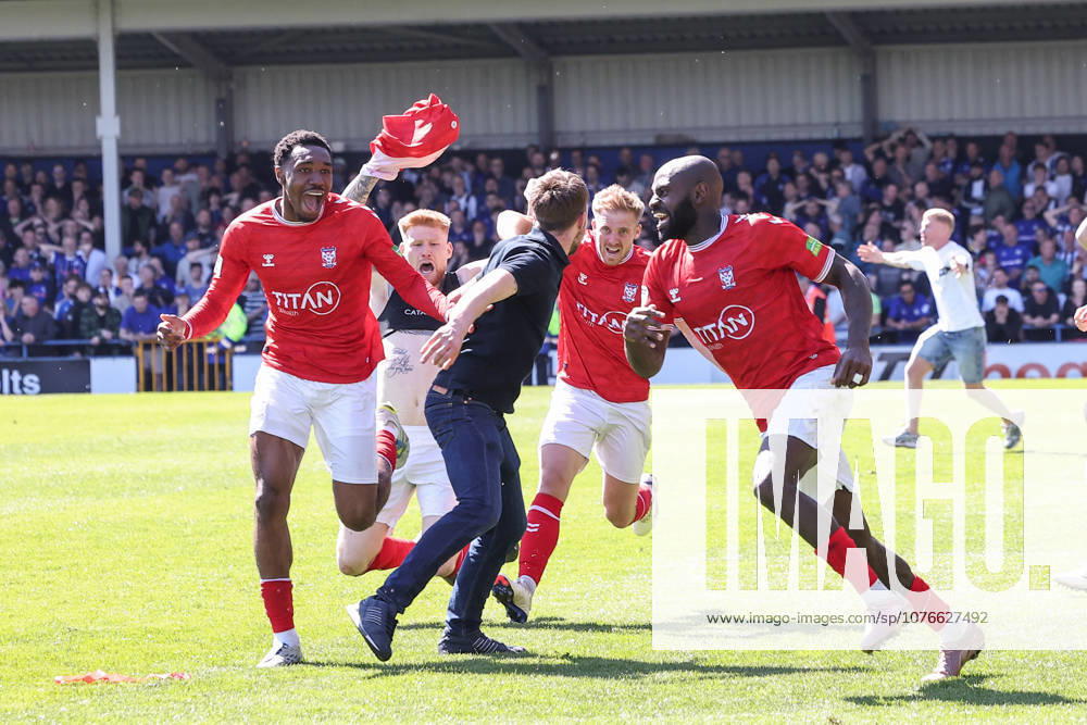 Rochdale v York City - Enterprise National League York City players celebrate after scoring to make it 1-1 during the Enterprise National League match between Rochdale and York City at Spotland Stadium in Rochdale, United Kingdom, on April 25, 2026. Rochdale Greater Manchester United, ManU Kingdom