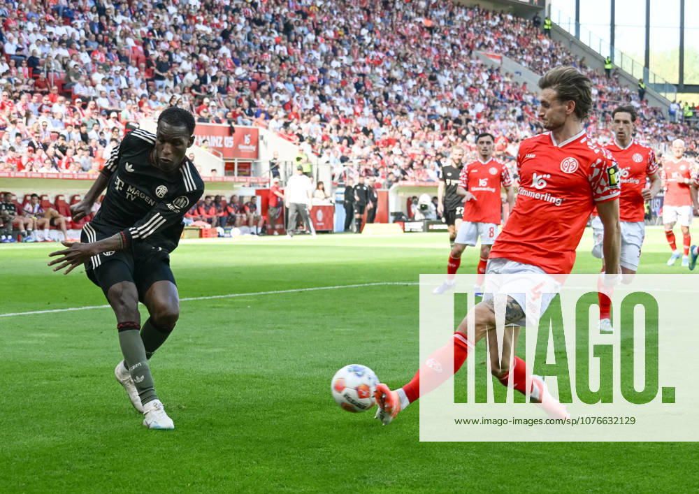 Soccer 1 Bundesliga, FSV Mainz 05 FC Bayern München v l Nicolas Jackson FC Bayern München , Stefan Posch 1 FSV Mainz 05