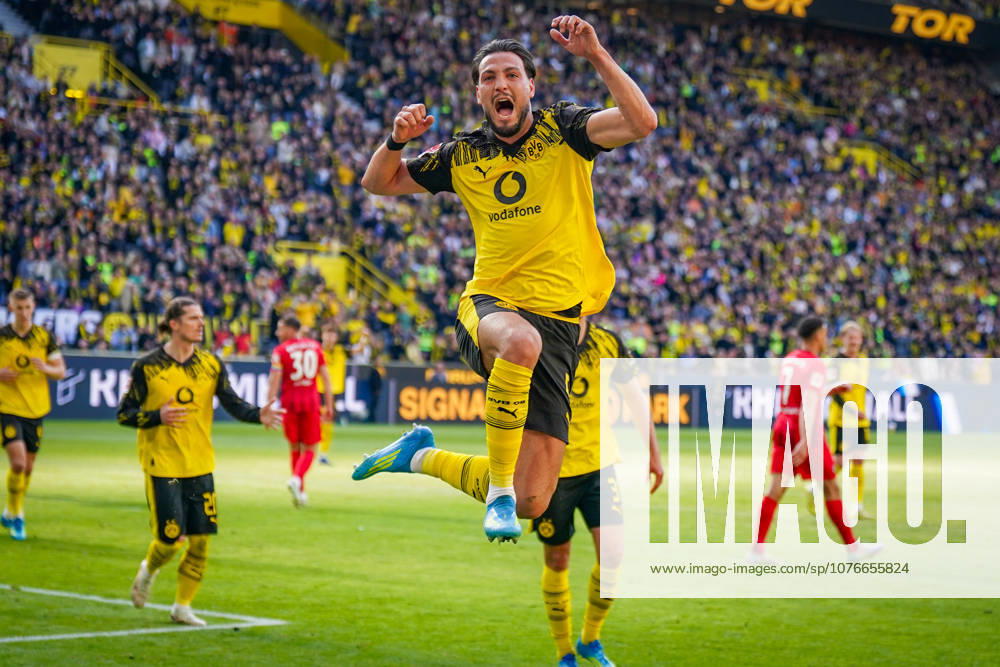 Germany Soccer Bundesliga 2025 2026, 31 Matchday BVB Borussia Dortmund vs SC Freiburg Signal Iduna Park Dortmund Goal and goal celebration to 3 0 by Ramy Bensebaini Ramy Bensebaini Borussia Dortmund, 5 joy, emotions, cheer, gesture, gesture, emotion, facial expression, facial expression, emotion, jump