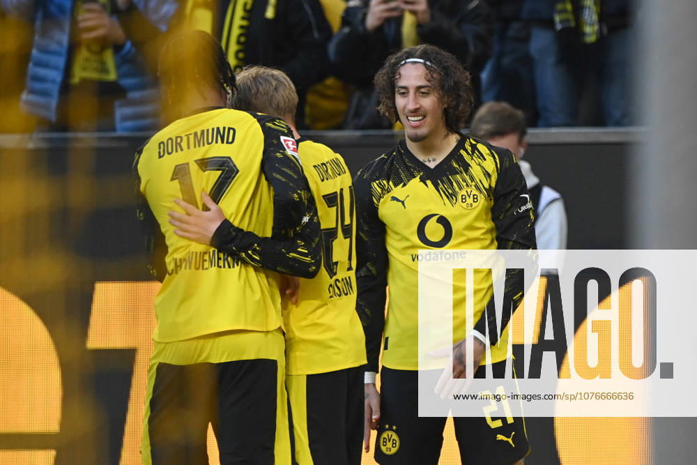 FABIO SILVA DO cheers after his goal for 4 0, with Carney CHUKWUEMEKA DO and Daniel SVENSSON DO cheering, jubilation, enthusiasm, joy, emotion Football 1 Bundesliga, 31 Matchday, matchday31, Matchday31, Borussia Dortmund DO SC Freiburg FR 4 0 on 21 03 2026 in Dortmund Germany DFL regulations prohibit any use of photographs as image sequences and or quasi video Â
