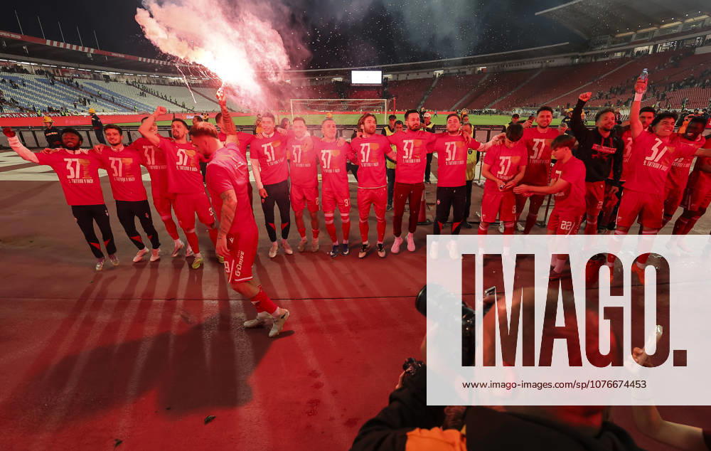Crvena Zvezda v Partizan, Serbian Super League 2025 2026, play-off, round 33 Marko Arnautovic (C)of Crvena Zvezda light a torch and celebrate with team mates after winning Serbian Super league football match between Crvena Zvezda (Red Star) and Partizan at stadium Rajko Mitic on April 26. 2026. in Belgrade, Serbia. Belgrade Serbia