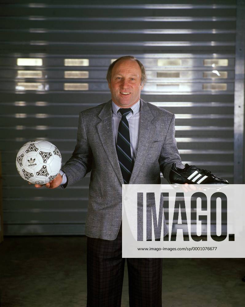 Uwe Seeler präsentiert als Repräsentant und Generalbevollmächtigter von Adidas den offiziellen Spielball der Weltmeisterschaft 1986 Azteca und dem World Cup Fußballschuh Fußball WM Herren DEUTSCHSPRACHIGE SPORTZEITSCHRIFTEN UND -ZEITUNGEN NUR NACH RÜCKSPRACHE, Zweitkarriere 1986 Einzelbild Aufnahmedatum geschätzt, Mitarbeiter Hamburg, Equipment, Ausrüstung, Sportgerät