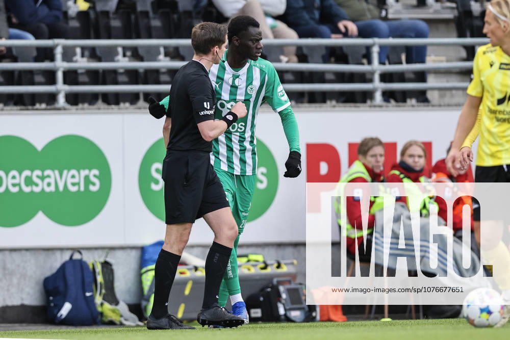 Eliteserien in football 2026 HamKam Start Hamar 20260426 HamKams Mame Niang and referee Stian Rovig Sletner during the elite football match between HamKam and IK Start at Briskeby Stadium Photo Geir Olsen NTB undefined Hamar Norway RESTRICTED USE FOR BETTING COMPANIES