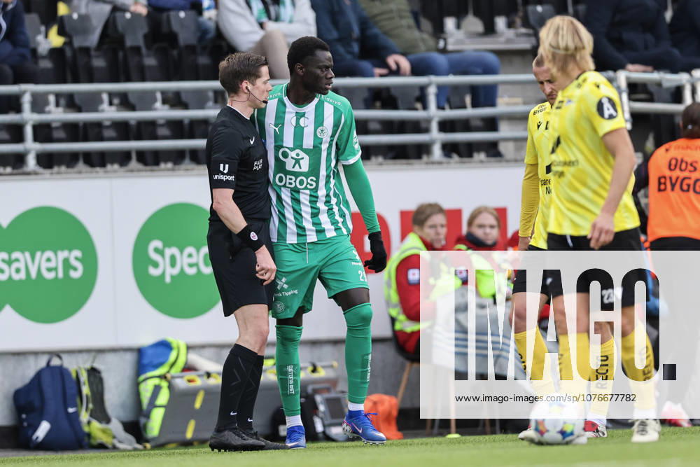 Eliteserien in football 2026 HamKam Start Hamar 20260426 HamKams Mame Niang and referee Stian Rovig Sletner during the elite football match between HamKam and IK Start at Briskeby Stadium Photo Geir Olsen NTB undefined Hamar Norway RESTRICTED USE FOR BETTING COMPANIES
