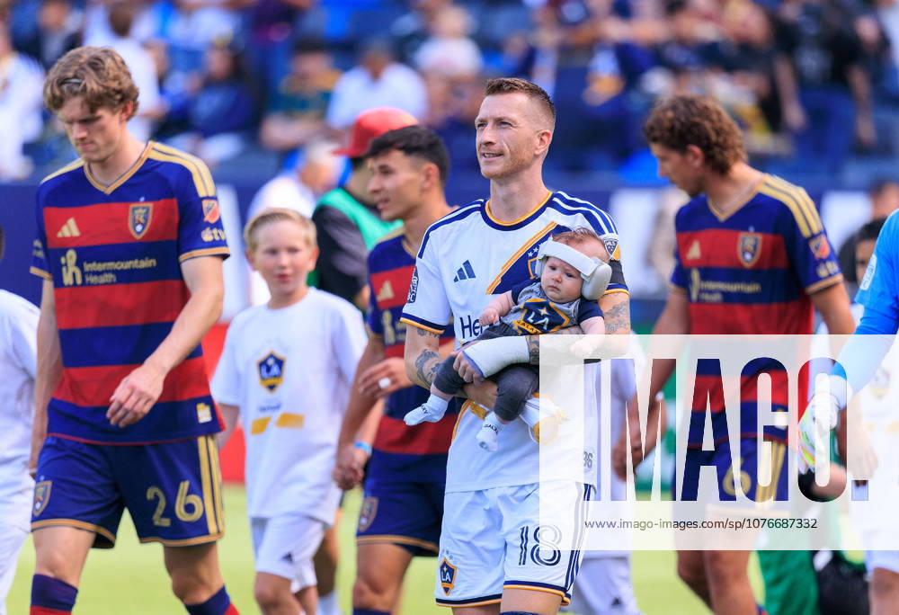 Marco Reus 18 of the LA Galaxy brings his third child (name unknown) to the field prior to a regular season MLS, Fussball Herren, USA match against the Real Salt Lake on Sunday April 26, 2026 at Dignity Health Sports Park Stadium in Carson, California. JAVIER ROJAS PI LA Galaxy Defeats Real Salt Lake, 2-1 - ZUMAp124 20260426_zaa_p124_058