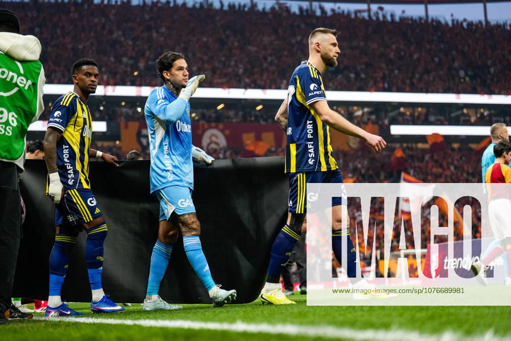 Galatasaray SK v Fenerbahce SK - Trendyol Super Lig Fenerbahce players participate in the opening ceremony of the Trendyol Super League match between Galatasaray and Fenerbahce at Rams Park in Istanbul, Turkey, on April 26, 2026. Istanbul Istanbul Turkey