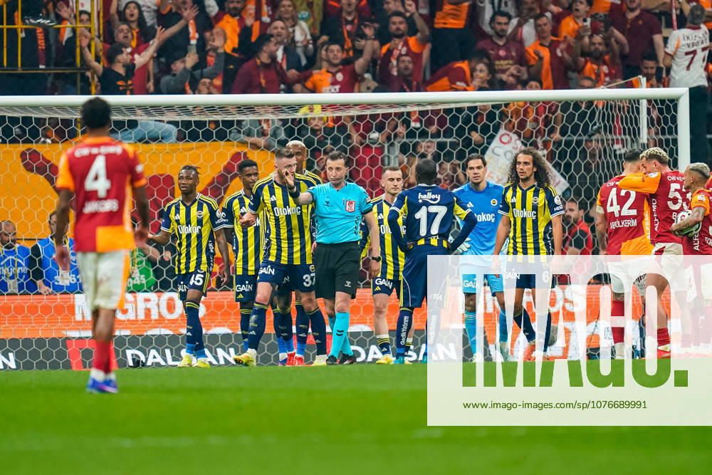 Galatasaray SK v Fenerbahce SK - Trendyol Super Lig The referee issues a red card to Ederson Moraes of Fenerbahce during the Trendyol Super League match between Galatasaray and Fenerbahce at Rams Park in Istanbul, Turkey, on April 26, 2026. Istanbul Istanbul Turkey