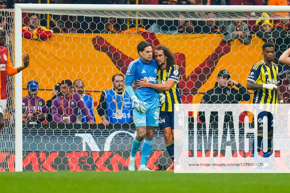 Galatasaray SK v Fenerbahce SK - Trendyol Super Lig The referee issues a red card to Ederson Moraes of Fenerbahce during the Trendyol Super League match between Galatasaray and Fenerbahce at Rams Park in Istanbul, Turkey, on April 26, 2026. Istanbul Istanbul Turkey