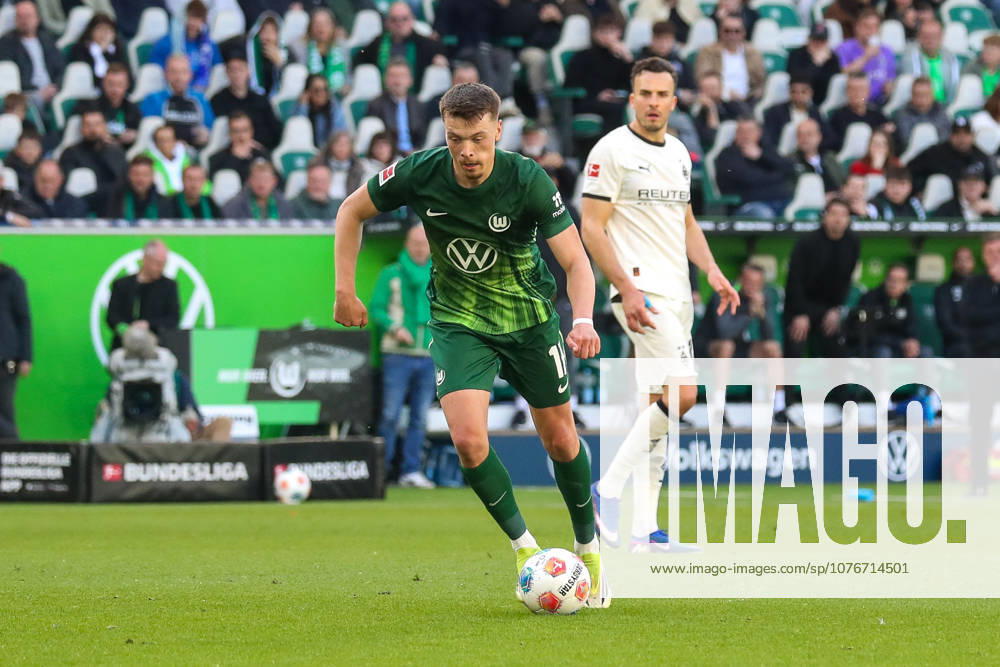 Fußball 1 Bundesliga VfL Wolfsburg Borussia Moenchengladbach, v l Dzenan Pejcinovic Wolfsburg, 17 am Ball, plays the ball Wolfsburg