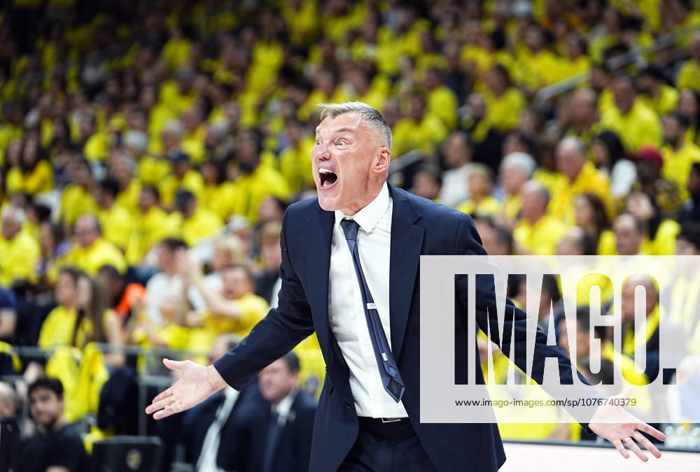 Fenerbahce Beko v Zalgiris - EuroLeague ISTANBUL, TURKIYE - APRIL 28: Head coach of Fenerbahce Beko Sarunas Jasikevicius gives tactics during the EuroLeague play-off first match between Fenerbahce Beko and Zalgiris at Ulker Sports and Event Hall in Istanbul, Turkiye on April 28, 2026. Esra Bilgin Anadolu Istanbul Turkey. Editorial use only. Please get in touch for any other usage.