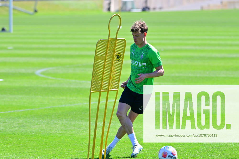 Moenchengladbach Football, Men, Season 2025 2026, Training Borussia Moenchengladbach Robin Hack Gladbach DFL regulations prohibit any use of photographs as image sequences and or quasi video Borussia Park NRW Germany