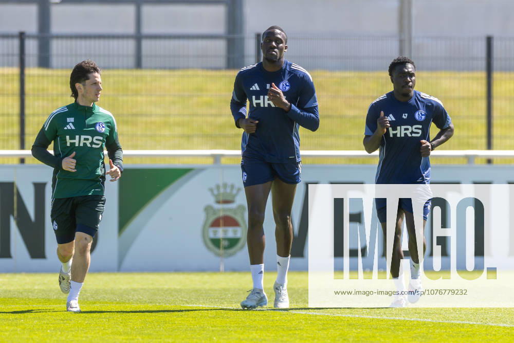 Soccer, Training of FC Schalke 04 v l Rehab coach Nico Wamig FC Schalke 04 Bryan Lasme FC Schalke 04 , Zaid Tchibara FC Schalke 04 Gelsenkirchen Training ground FC Schalke 04 NRW Germany xRHR PHOTO YYx