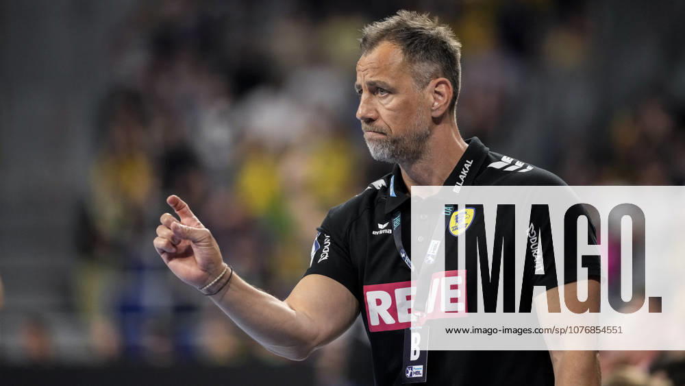 Maik Machulla coach, head coach, RNL , gives instructions, gestures, gesticulates with arms, single image, single photo, action, action, 01 05 2026, Mannheim Germany , Handball, Bundesliga, Rhein Neckar Löwen MT Melsungen