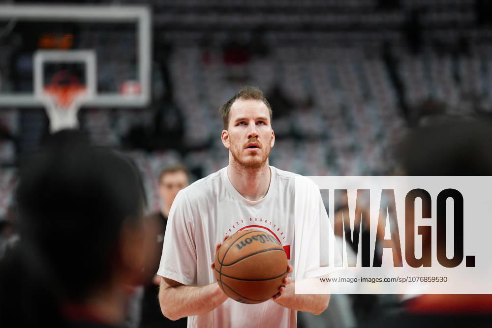 Toronto Raptors v Cleveland Cavaliers - NBA, Basketball Herren, USA Playoffs TORONTO, CANADA - MAY 1 : Jakob Poeltl of Toronto Raptors warms up ahead of the Game Six of the Eastern Conference First Round NBA Playoffs between Cleveland Cavaliers and Toronto Raptors at the Scotiabank Arena on May 1, 2026 in Toronto, Ontario, Canada. Mert Alper Dervis Anadolu Ontario Canada. Editorial use only. Please get in touch for any other usage.