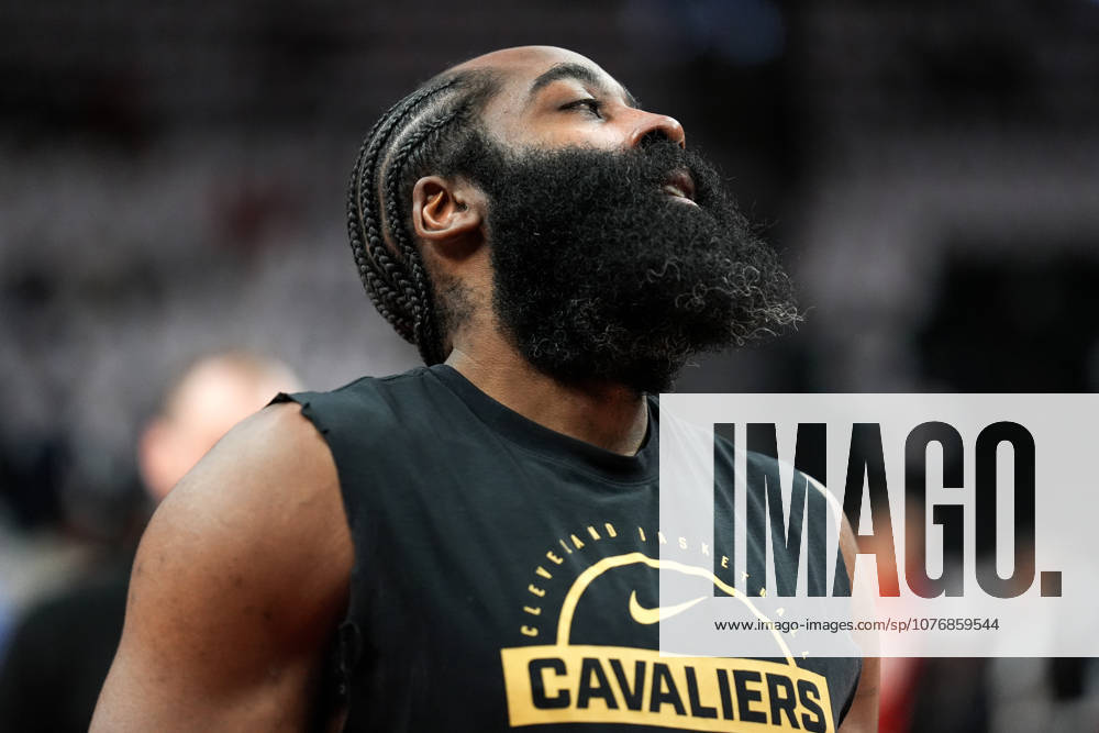 Toronto Raptors v Cleveland Cavaliers - NBA, Basketball Herren, USA Playoffs TORONTO, CANADA - MAY 1 : James Harden of Cleveland Cavaliers warms up ahead of the Game Six of the Eastern Conference First Round NBA Playoffs between Cleveland Cavaliers and Toronto Raptors at the Scotiabank Arena on May 1, 2026 in Toronto, Ontario, Canada. Mert Alper Dervis Anadolu Ontario Canada. Editorial use only. Please get in touch for any other usage.