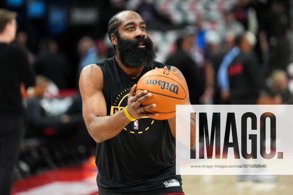 Toronto Raptors v Cleveland Cavaliers - NBA, Basketball Herren, USA Playoffs TORONTO, CANADA - MAY 1 : James Harden of Cleveland Cavaliers warms up ahead of the Game Six of the Eastern Conference First Round NBA Playoffs between Cleveland Cavaliers and Toronto Raptors at the Scotiabank Arena on May 1, 2026 in Toronto, Ontario, Canada. Mert Alper Dervis Anadolu Ontario Canada. Editorial use only. Please get in touch for any other usage.