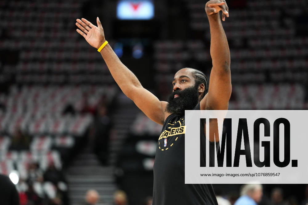 Toronto Raptors v Cleveland Cavaliers - NBA, Basketball Herren, USA Playoffs TORONTO, CANADA - MAY 1 : James Harden of Cleveland Cavaliers warms up ahead of the Game Six of the Eastern Conference First Round NBA Playoffs between Cleveland Cavaliers and Toronto Raptors at the Scotiabank Arena on May 1, 2026 in Toronto, Ontario, Canada. Mert Alper Dervis Anadolu Ontario Canada. Editorial use only. Please get in touch for any other usage.