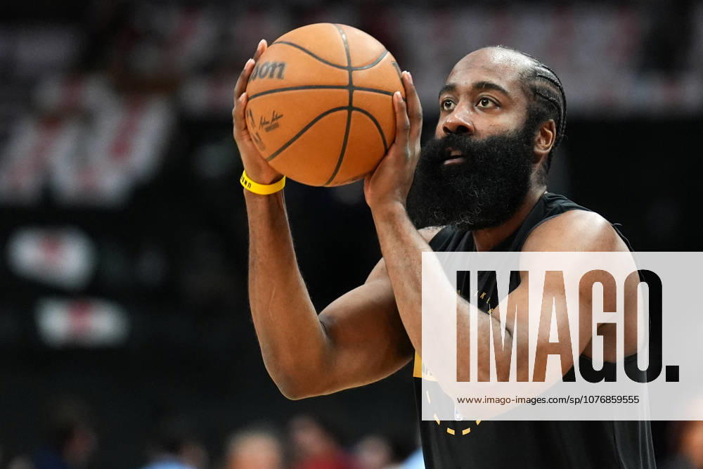 Toronto Raptors v Cleveland Cavaliers - NBA, Basketball Herren, USA Playoffs TORONTO, CANADA - MAY 1 : James Harden of Cleveland Cavaliers warms up ahead of the Game Six of the Eastern Conference First Round NBA Playoffs between Cleveland Cavaliers and Toronto Raptors at the Scotiabank Arena on May 1, 2026 in Toronto, Ontario, Canada. Mert Alper Dervis Anadolu Ontario Canada. Editorial use only. Please get in touch for any other usage.