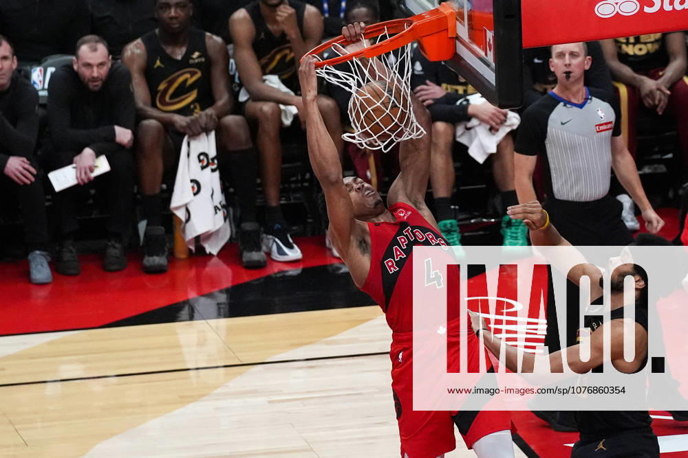 Toronto Raptors v Cleveland Cavaliers - NBA, Basketball Herren, USA Playoffs TORONTO, CANADA - MAY 1 : Scottie Barnes (4) of Toronto Raptors dunks the ball during the Game Six of the Eastern Conference First Round NBA Playoffs between Cleveland Cavaliers and Toronto Raptors at the Scotiabank Arena on May 1, 2026 in Toronto, Ontario, Canada. Mert Alper Dervis Anadolu Ontario Canada. Editorial use only. Please get in touch for any other usage.