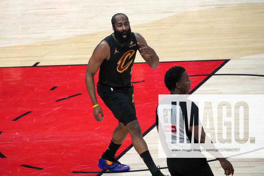Toronto Raptors v Cleveland Cavaliers - NBA, Basketball Herren, USA Playoffs TORONTO, CANADA - MAY 1 : James Harden (1) of Cleveland Cavaliers speaks to referee during the Game Six of the Eastern Conference First Round NBA Playoffs between Cleveland Cavaliers and Toronto Raptors at the Scotiabank Arena on May 1, 2026 in Toronto, Ontario, Canada. Mert Alper Dervis Anadolu Ontario Canada. Editorial use only. Please get in touch for any other usage.