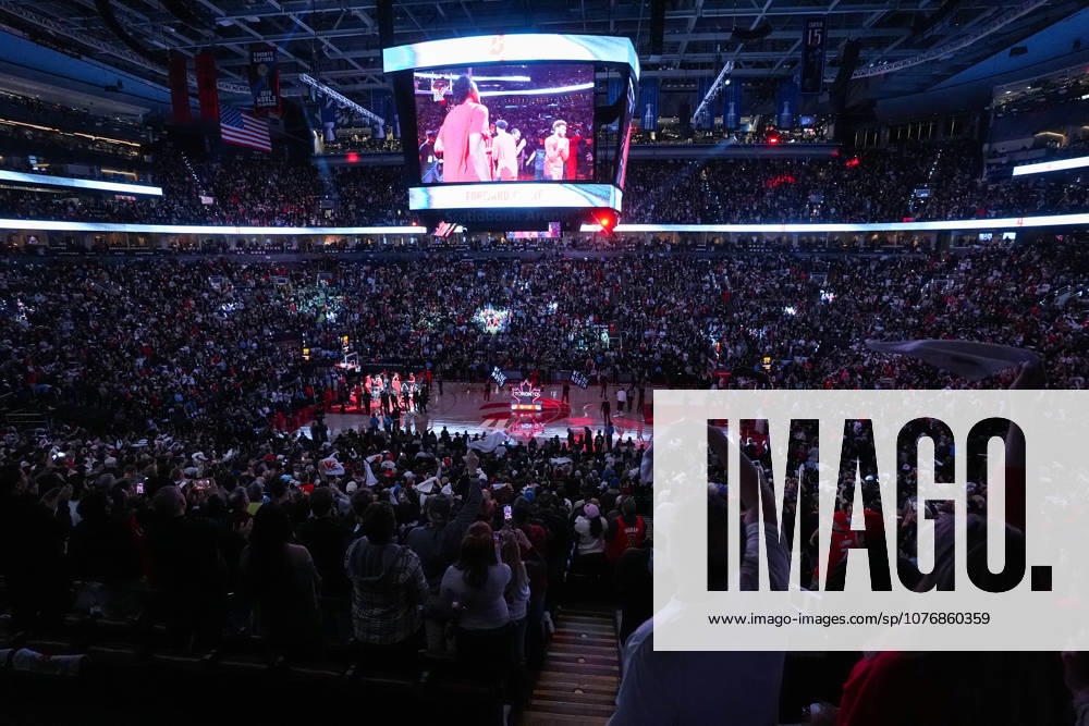 Toronto Raptors v Cleveland Cavaliers - NBA, Basketball Herren, USA Playoffs TORONTO, CANADA - MAY 1 : Fans cheer before the start of Game Six of the Eastern Conference First Round NBA Playoffs between Cleveland Cavaliers and Toronto Raptors at the Scotiabank Arena on May 1, 2026 in Toronto, Ontario, Canada. Mert Alper Dervis Anadolu Ontario Canada. Editorial use only. Please get in touch for any other usage.