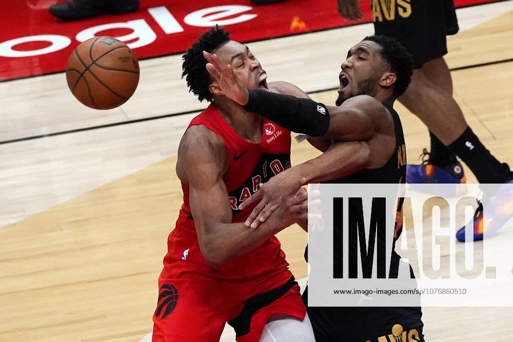 Toronto Raptors v Cleveland Cavaliers - NBA, Basketball Herren, USA Playoffs TORONTO, CANADA - MAY 1 : Scottie Barnes (4) of Toronto Raptors in action against Donovan Mitchell (45) of Cleveland Cavaliers during the Game Six of the Eastern Conference First Round NBA Playoffs between Cleveland Cavaliers and Toronto Raptors at the Scotiabank Arena on May 1, 2026 in Toronto, Ontario, Canada. Mert Alper Dervis Anadolu Ontario Canada. Editorial use only. Please get in touch for any other usage.