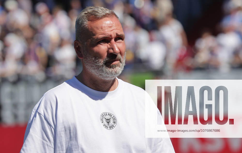 Coach Tim Walter Holstein Kiel Football, Men, Season 2025 2026, 2 BL, Holstein Stadion, Holstein Kiel vs Eintracht Braunschweig DFL REGULATIONS PROHIBIT ANY USE OF PHOTOGRAPHS AS IMAGE SEQUENCES AND OR QUASI VIDEO