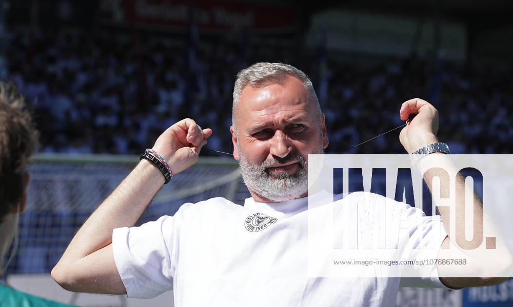 Coach Tim Walter Holstein Kiel Football, Men, Season 2025 2026, 2 BL, Holstein Stadion, Holstein Kiel vs Eintracht Braunschweig DFL REGULATIONS PROHIBIT ANY USE OF PHOTOGRAPHS AS IMAGE SEQUENCES AND OR QUASI VIDEO