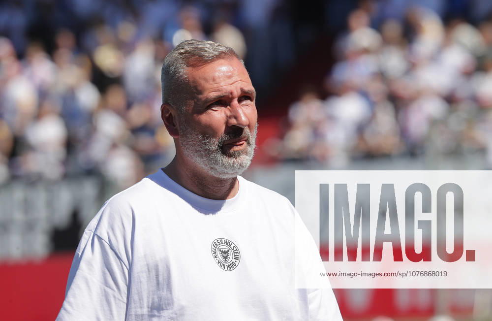 Coach Tim Walter Holstein Kiel Football, Men, Season 2025 2026, 2 BL, Holstein Stadion, Holstein Kiel vs Eintracht Braunschweig DFL REGULATIONS PROHIBIT ANY USE OF PHOTOGRAPHS AS IMAGE SEQUENCES AND OR QUASI VIDEO