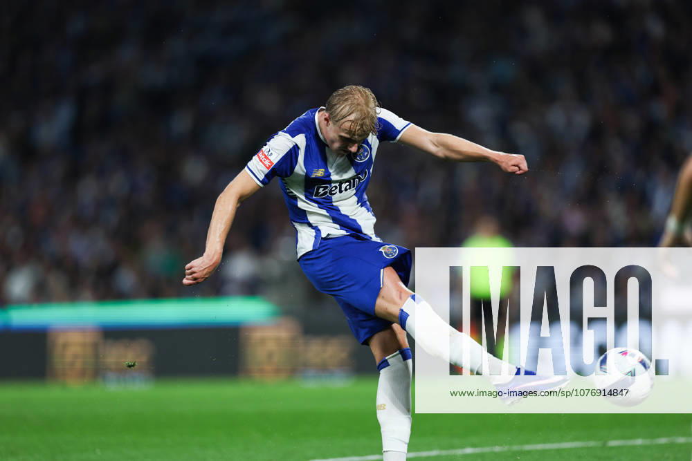 Porto, PORTUGAL - May 02: Victor Froholdt of Fc Porto in action during of the Liga Portugal Betclic match between Fc Porto x Alverca at Estadio Dragao on May 02, 2026 in Porto, Portugal. Porto Portugal - ZUMAe141 20260502_zsp_e141_052