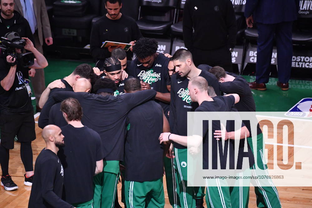 Boston Celtics v Philadelphia 76ers - NBA, Basketball Herren, USA Playoffs BOSTON, UNITED STATES - MAY 02: Players of the Boston Celtics come together before the match start during the first quarter of a game against the Philadelphia 76ers in Game Seven of the First Round of the NBA Eastern Conference Playoffs at TD Garden in Boston, Massachusetts, on May 02, 2026 Joseph Prezioso Anadolu Massachusetts United States. Editorial use only. Please get in touch for any other usage.