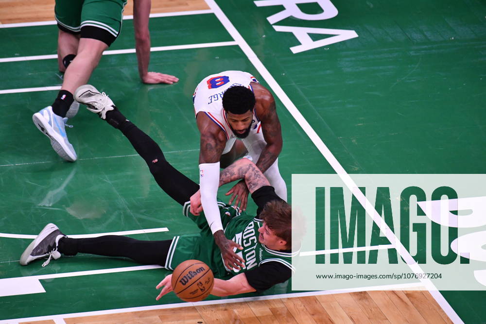 Boston Celtics v Philadelphia 76ers - NBA, Basketball Herren, USA Playoffs BOSTON, UNITED STATES - MAY 02: Paul George (8) of Philadelphia and Baylor Scheierman (55) of Boston Celtics fight for the ball during a match between the Boston Celtics face the Philadelphia 76ers in Game Seven of their first-round playoff series at TD Garden in Boston, Massachusetts, on May 02, 2026. Joseph Prezioso Anadolu Massachusetts United States. Editorial use only. Please get in touch for any other usage.