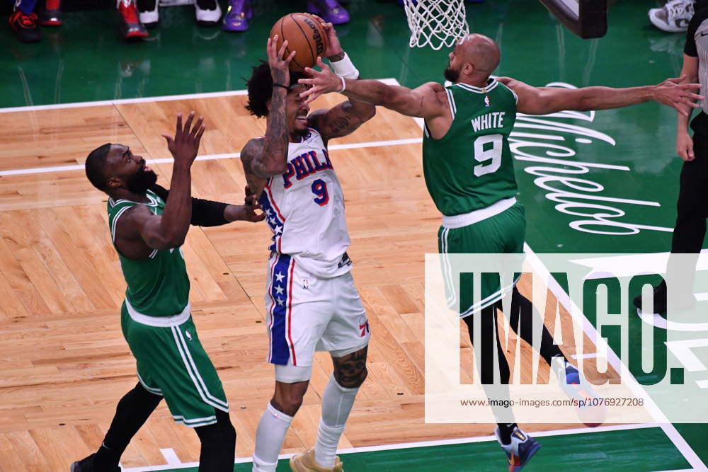 Boston Celtics v Philadelphia 76ers - NBA, Basketball Herren, USA Playoffs BOSTON, UNITED STATES - MAY 02: Kelly Oubre Jr. (9) of Philadelphia takes a shot on net as Celtics’ Derrick White (9) attempts to block it during a match between the Boston Celtics face the Philadelphia 76ers in Game Seven of their first-round playoff series at TD Garden in Boston, Massachusetts, on May 02, 2026. Joseph Prezioso Anadolu Massachusetts United States. Editorial use only. Please get in touch for any other usage.