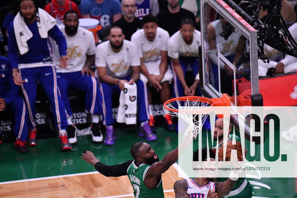 Boston Celtics v Philadelphia 76ers - NBA, Basketball Herren, USA Playoffs BOSTON, UNITED STATES - MAY 02: Kelly Oubre Jr. (9) of Philadelphia takes a shot on net as Celtics’ Derrick White (9) attempts to block it during a match between the Boston Celtics face the Philadelphia 76ers in Game Seven of their first-round playoff series at TD Garden in Boston, Massachusetts, on May 02, 2026. Joseph Prezioso Anadolu Massachusetts United States. Editorial use only. Please get in touch for any other usage.