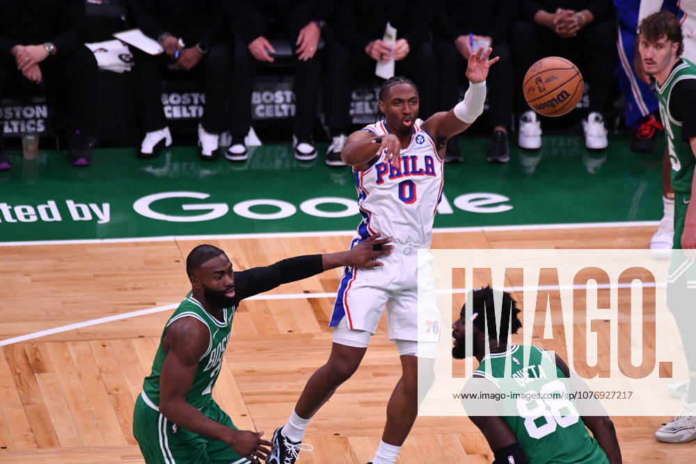Boston Celtics v Philadelphia 76ers - NBA, Basketball Herren, USA Playoffs BOSTON, UNITED STATES - MAY 02: Tyrese Maxey (0) of Philadelphia 76ers throws a pass during a match between the Boston Celtics face the Philadelphia 76ers in Game Seven of their first-round playoff series at TD Garden in Boston, Massachusetts, on May 02, 2026. Joseph Prezioso Anadolu Massachusetts United States. Editorial use only. Please get in touch for any other usage.