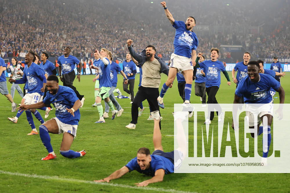 The players of FC Schalke 04 are happy about the victory and the promotion to the 1 Bundesliga season 2025 26 FC Schalke 04 Fortuna Düsseldorf Copyright Thomas Pakusch