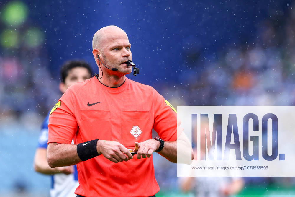2026-05-03 PEC Zwolle v Heracles Almelo - Dutch Eredivisie ZWOLLE, NETHERLANDS - MAY 3: referee Rob Dieperink shows the yellow card during the Dutch Eredivisie match between PEC Zwolle and Heracles Almelo at MAC3Park on May 3, 2026 in Zwolle, Netherlands. Zwolle MAC3Park Netherlands Content not available for redistribution in The Netherlands directly or indirectly through any third parties.