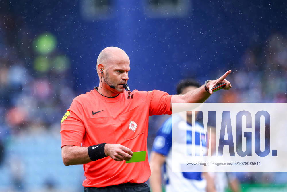 2026-05-03 PEC Zwolle v Heracles Almelo - Dutch Eredivisie ZWOLLE, NETHERLANDS - MAY 3: referee Rob Dieperink shows the yellow card during the Dutch Eredivisie match between PEC Zwolle and Heracles Almelo at MAC3Park on May 3, 2026 in Zwolle, Netherlands. Zwolle MAC3Park Netherlands Content not available for redistribution in The Netherlands directly or indirectly through any third parties.
