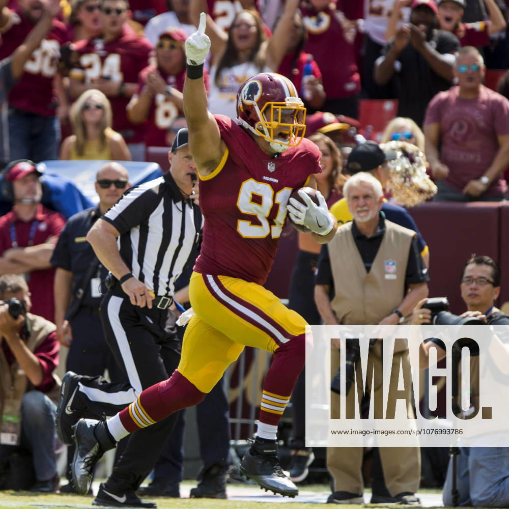 Landover, Maryland, U.S. - Washington Redskins outside linebacker RYAN KERRIGAN (91) returns an interception for a touchdown against the Philadelphia Eagles during NFL, American Football Herren, USA action.
