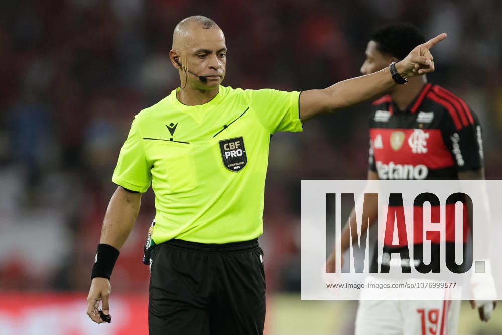 Soccer - Brasileirao 2026 - Flamengo v Vasco da Gama RIO DE JANEIRO, BRAZIL - MAY 03: The Referee WILTON PEREIRA SAMPAIO gestures during the match between Flamengo and Vasco da Gama as part of Brasileirao 2026 at Maracana Stadium on May 03, 2026 in Rio de Janeiro, Brazil. Rio de Janeiro Maracana Stadium Brazil
